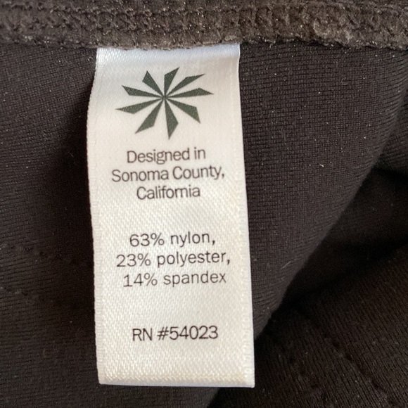 Athleta gray marled leggings. Wide 4” waistband. Size Small
C - Picture 6 of 12